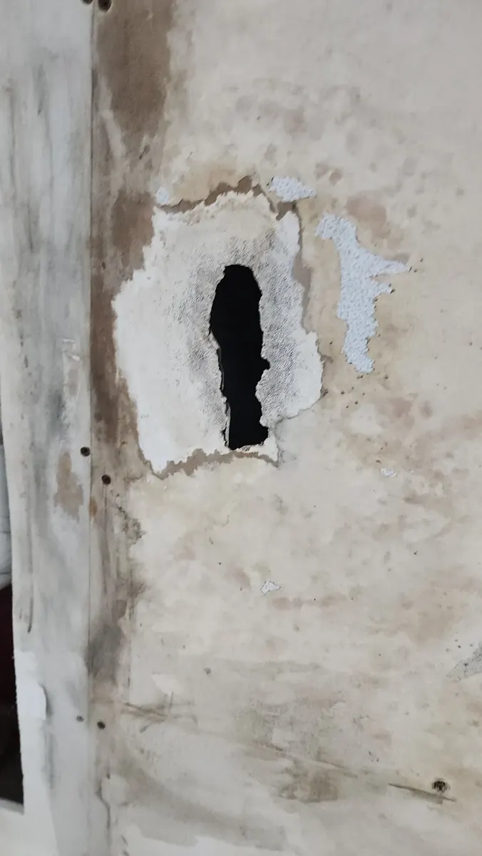 석고보드 천장 — 가까이 본 천장 파손 부위