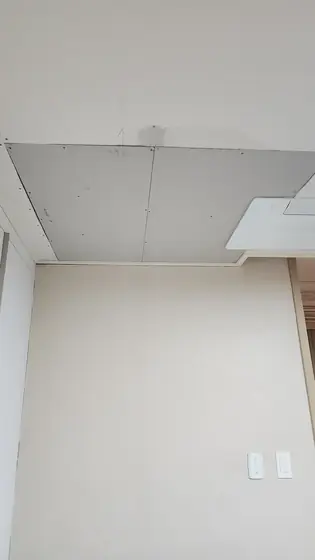 석고보드 천장 — 새 석고보드로 막은 천장