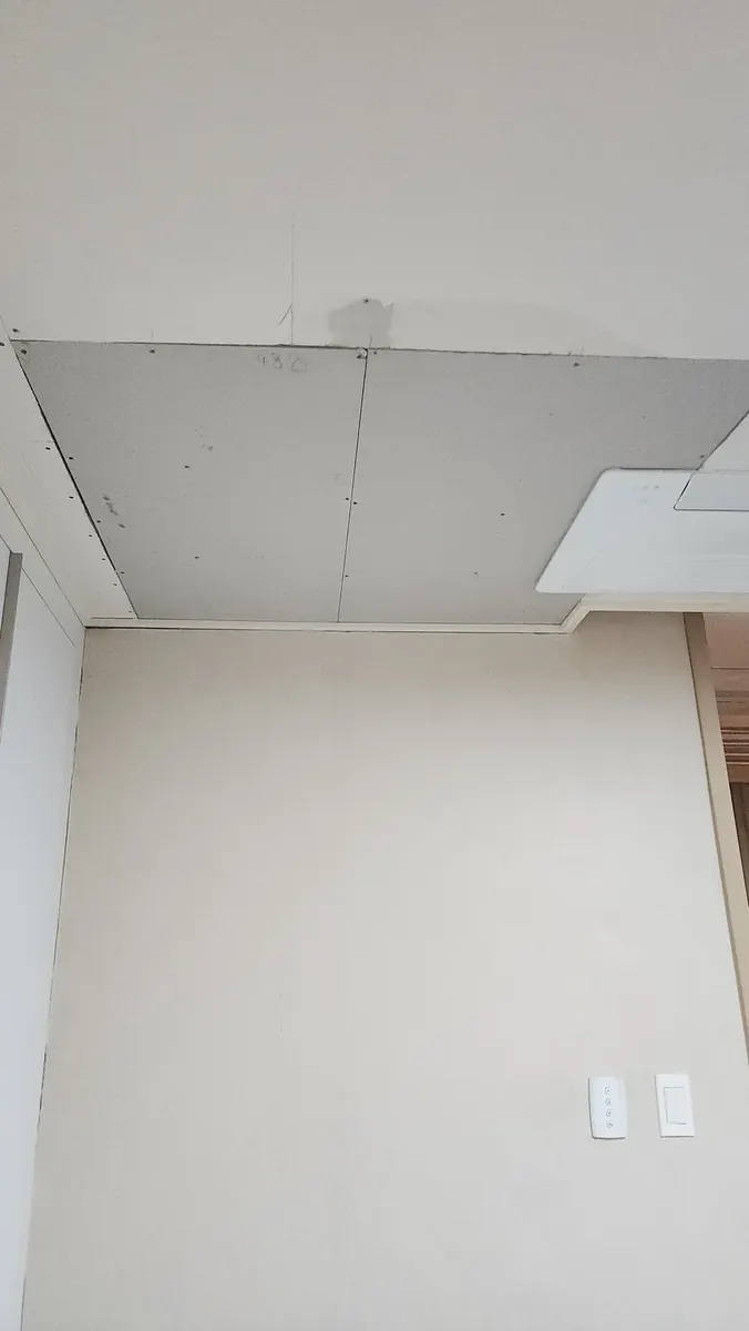 석고보드 천장 — 새 석고보드로 막은 천장
