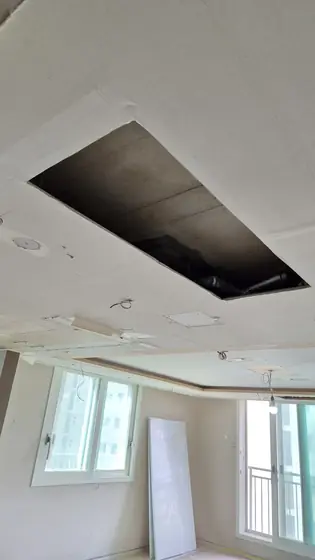 거실 천장 누수 — 손상 석고보드를 떼어 낸 거실 천장