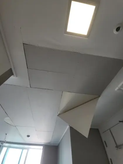 천정 석고보드 보수 — 새 석고보드로 이어 붙인 천장